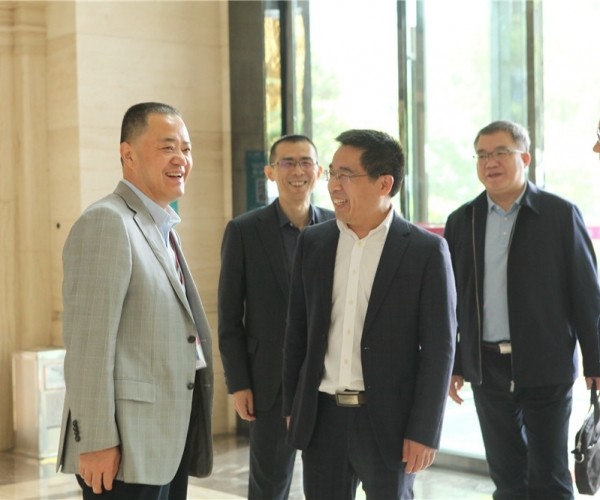 商务部国度茧丝绸协调办公室副司长陈平，河池市委常委、副市长杜际鹏光临调研领导